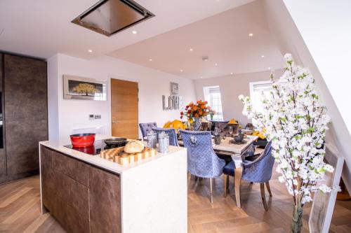 Elegant 3-Bedroom Penthouse in Marble Arch 70 - image 2