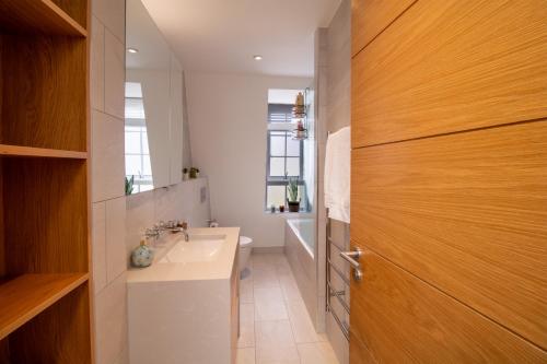Elegant 3-Bedroom Penthouse in Marble Arch 70 - image 7