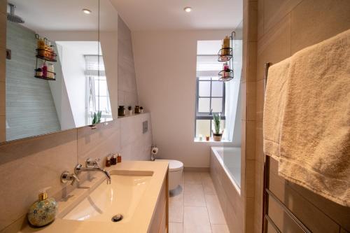 Elegant 3-Bedroom Penthouse in Marble Arch 70, Londres (foto 7)