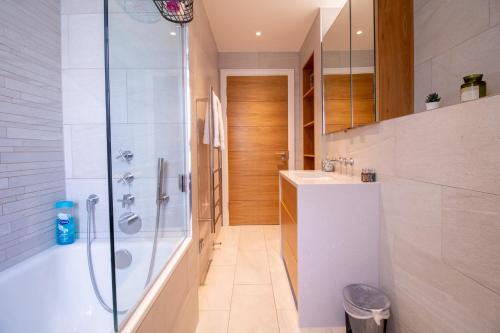 Elegant 3-Bedroom Penthouse in Marble Arch 70 - image 14