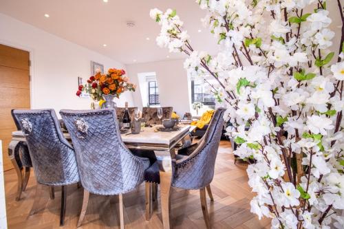 Elegant 3-Bedroom Penthouse in Marble Arch 70 - image 5