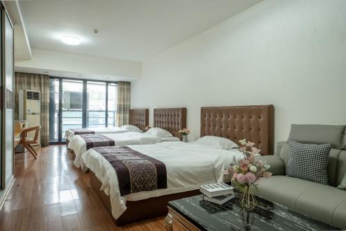 3 queen beds