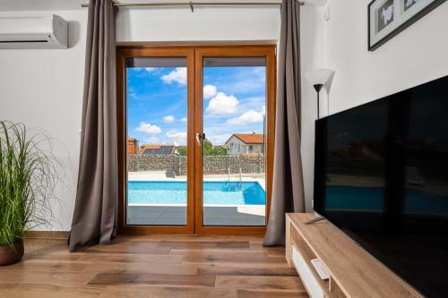 Koplietošanas atpūtas telpa ar TV, Villa Nina in Radmani
