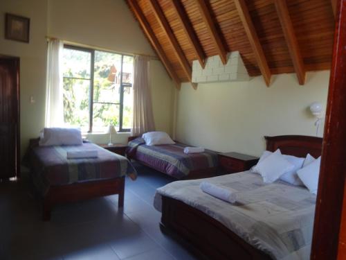 1 double bed, 2 twin beds