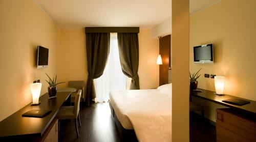 1 queen bed, 2 twin beds