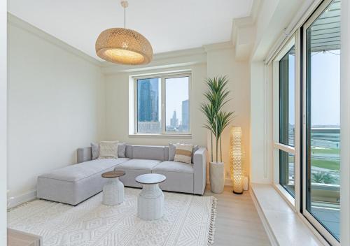 2BR Dubai Marina Apt - Walk to Metro - Pool and Gym, Dubai