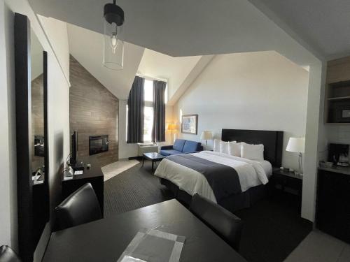 Two Queen Beds Mezzanine with Sofa Bed image 5