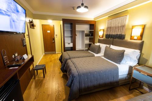 1 double bed, 1 twin bed