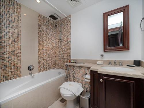 LUXFolio Retreats - Modern Old Town Charm - image 13