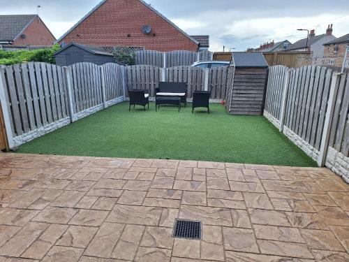 บริการและสิ่งอำนวยความสะดวก, The Lodge - comfortable, stylish, 3 bedroom home with 3-6 beds near Utilita Arena - free parking in วูดเฮาส์