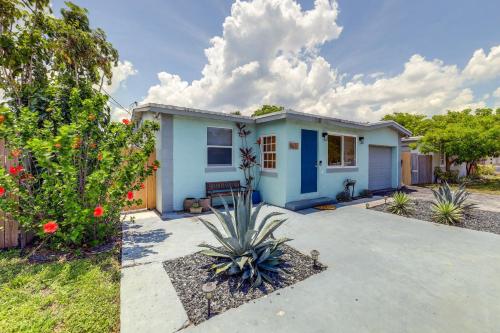 Bright Home Near Atlantic Ave and Delray Beach! in Delray Beach, USA