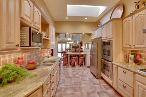 Rustic Fayetteville Townhome with Fireplace and 3 Decks - main image