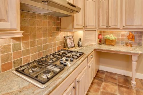 Rustic Fayetteville Townhome with Fireplace and 3 Decks - image 10