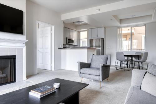 Brentwood 2br w courtyard nr medical center LAX-1009 in Los Angeles, USA