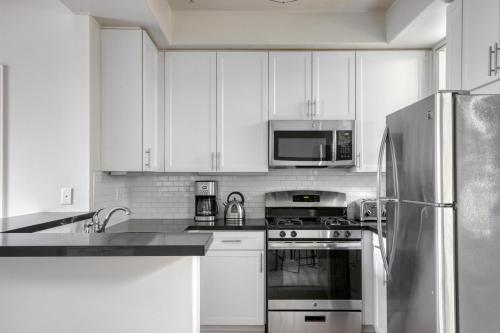 Brentwood 2br w courtyard nr medical center LAX-1009 in Los Angeles, USA