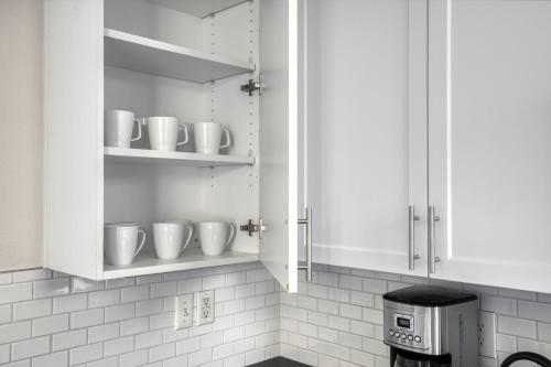 Brentwood 2br w courtyard nr medical center LAX-1009 in Los Angeles, USA