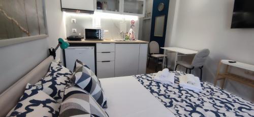White studio near the Acropolis, Афины (фото 5)