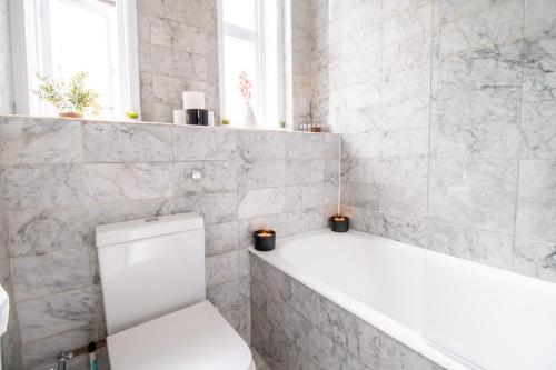 Mayfair Maisonette Chic Spacious 2-Bed - 33A - image 10