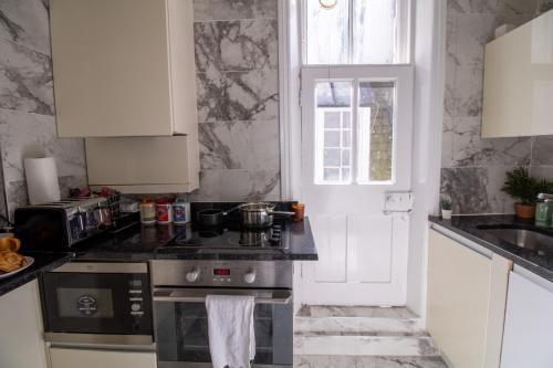 Mayfair Maisonette Chic Spacious 2-Bed - 33A - image 9