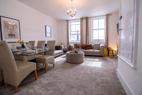 Mayfair Maisonette Chic Spacious 2-Bed - 33A - image 13