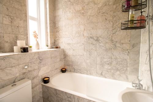 Mayfair Maisonette Chic Spacious 2-Bed - 33A - image 8