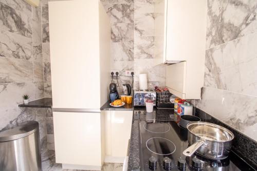 Mayfair Maisonette Chic Spacious 2-Bed - 33A - image 7