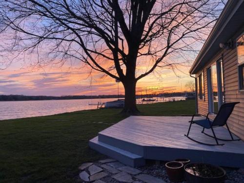 Updated Waterfront Oasis On Big Barbee Sports Lake in North Webster, USA