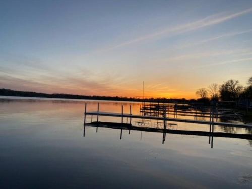 Updated Waterfront Oasis On Big Barbee Sports Lake in North Webster, USA