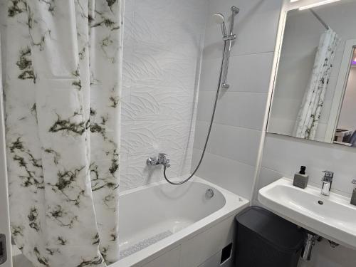 ARIA Luxury Apartment with free Private Garage - image 5