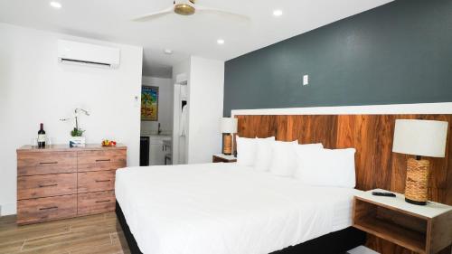 Sands Point Motel - image 13