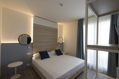 1 queen bed, 1 twin bed