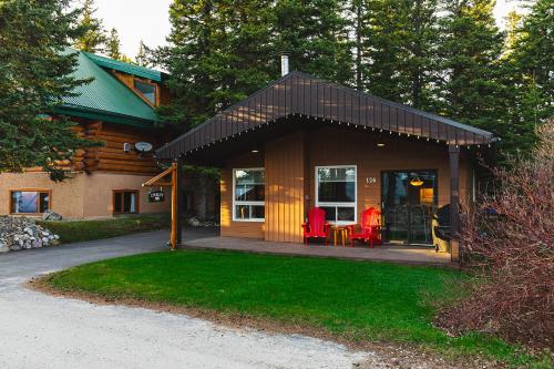 Overlander Mountain Lodge Room Type - Two-Bedroom Chalet