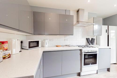 Shirley House 5, Guest House, Self Catering, Self Check in with smart locks, use of Fully Equipped K in Freemantle