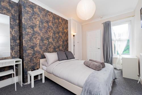 Shirley House 5, Guest House, Self Catering, Self Check in with smart locks, use of Fully Equipped K in Freemantle