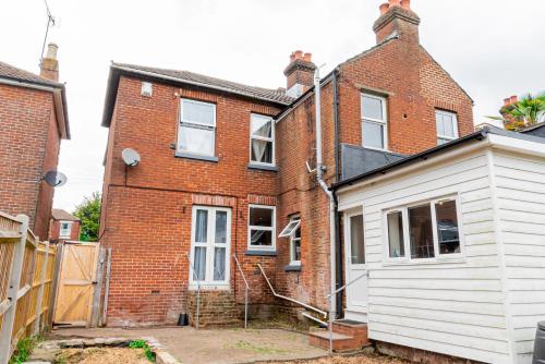 Shirley House 5, Guest House, Self Catering, Self Check in with smart locks, use of Fully Equipped K in Freemantle