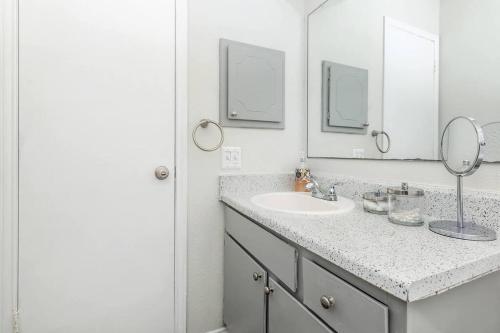 Blue Oasis 1BR Apartment with Premium Amenities in San Antonio, USA