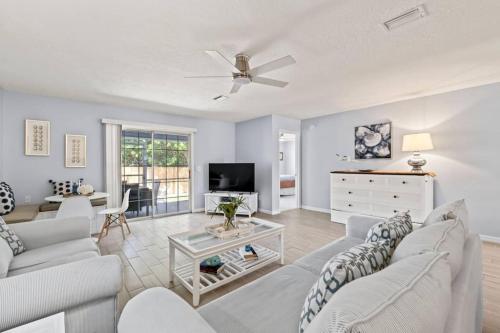 Charming and delightful getaway! Walk to Beach