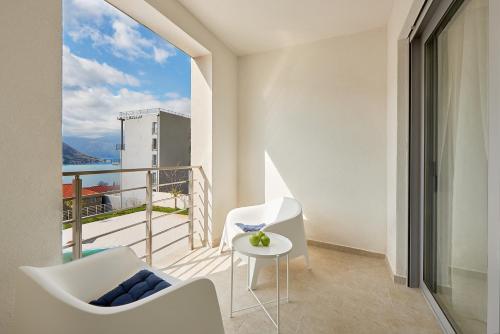 One-Bedroom Apartment with Balcony and Sea View image 10