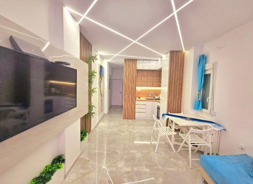 SUN SEA No 7 first line