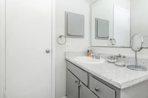 Green Oasis Stylish 1BR Retreat near Medical Center in San Antonio, USA