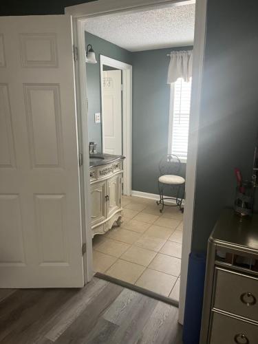 Jolly Accommodations & Suite-Sleeps 10 in Memphis, USA