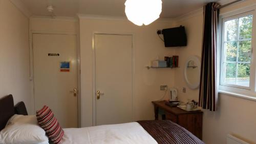 Penryn Guest House, ensuite rooms, free parking and free wifi