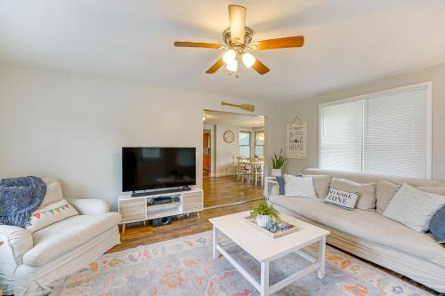 Cozy Manistee Home with Grill, Walk to Lake Michigan in Manistee, USA