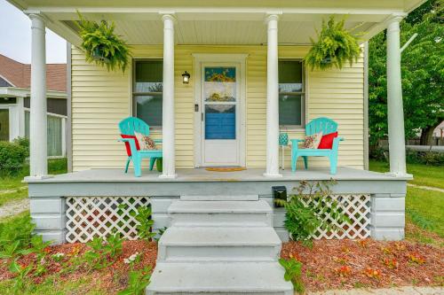 Cozy Manistee Home with Grill, Walk to Lake Michigan in Manistee, USA