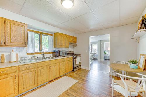 Cozy Manistee Home with Grill, Walk to Lake Michigan in Manistee, USA