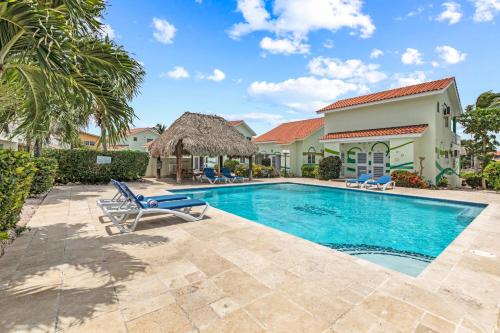 Yüzme havuzu, Lagoon Ocean Resort in Lagun