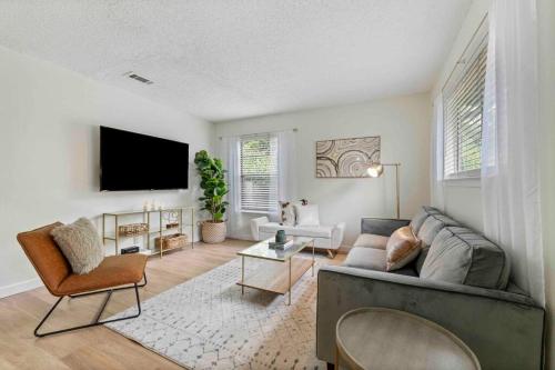 3 bedroom plus workspace-Foodies Dream! Close to Zilker, & Downtown! in Austin, USA
