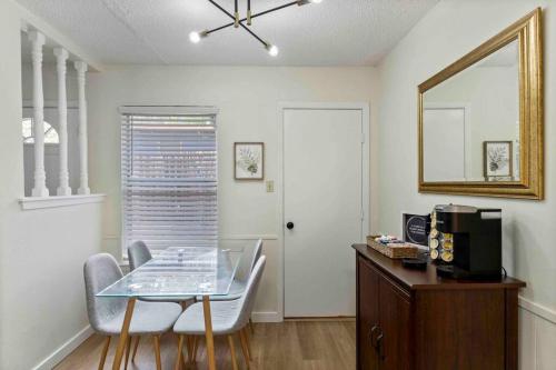 3 bedroom plus workspace-Foodies Dream! Close to Zilker, & Downtown! in Austin, USA