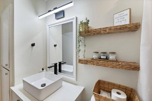 3 bedroom plus workspace-Foodies Dream! Close to Zilker, & Downtown! in Austin, USA