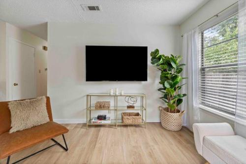 3 bedroom plus workspace-Foodies Dream! Close to Zilker, & Downtown! in Austin, USA